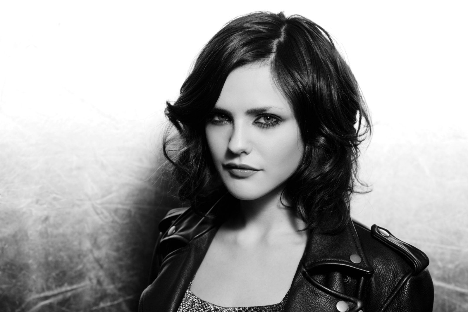 Review: Fiona Silver shimmers on debut album ‘Little Thunder’