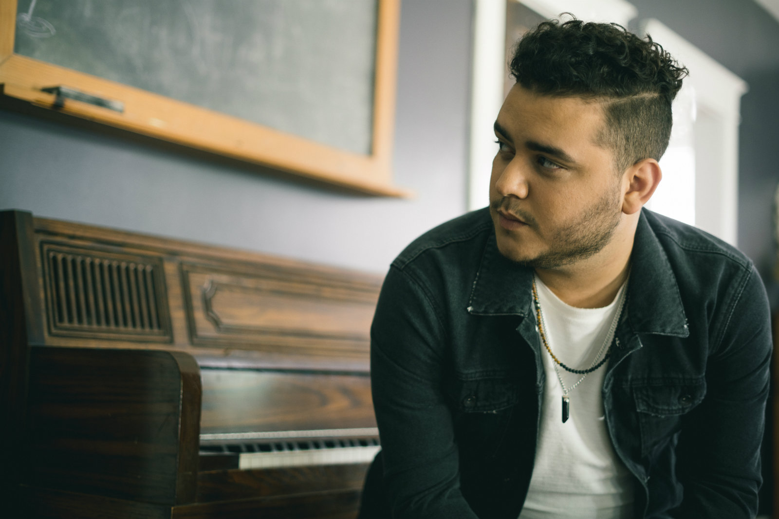 Premiere: Luke Underhill gives his all in live performance of ‘I’ll Be Waiting’