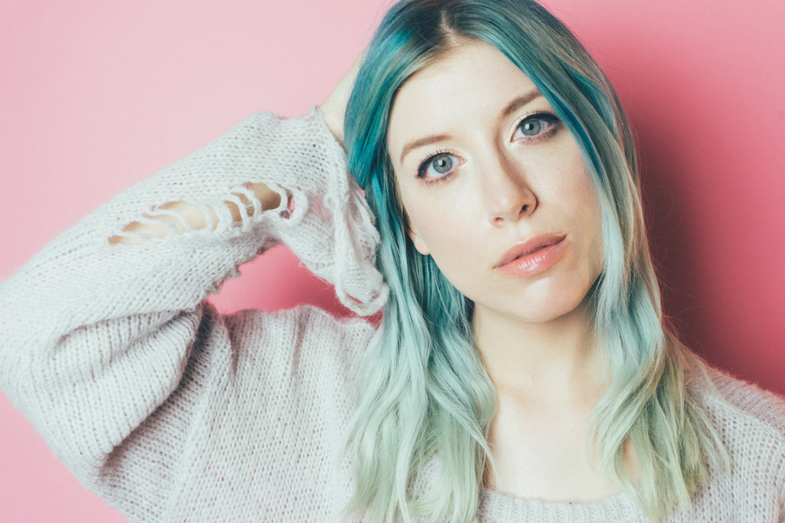 Premiere: Sarah Hollins exposes her ‘Heartbeat’ in new video