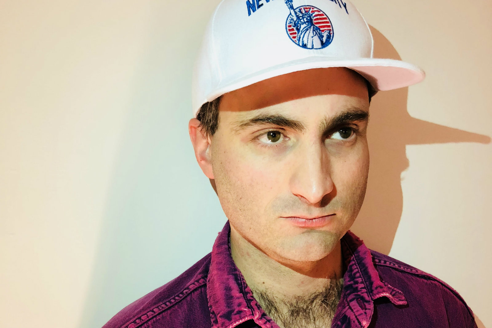 Premiere: KILLEN goes for late-night spin in ’80s-splashed ‘Invisible Guy’ video