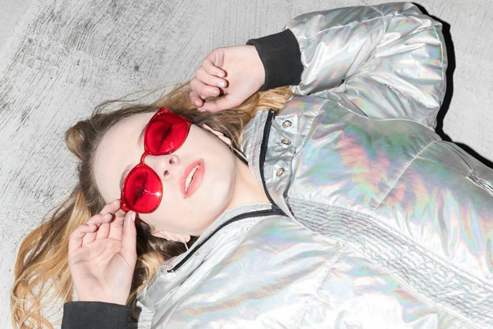 Premiere: Mazie sketches the modern era in savage & scattered light with new EP, ‘omw’