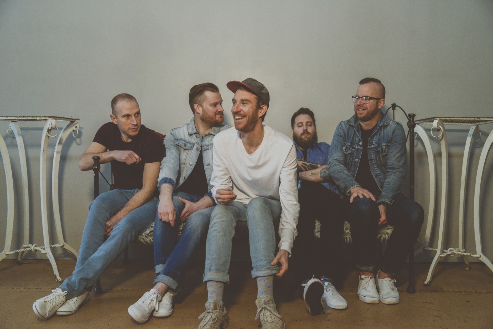 Premiere: Bronze Radio Return is here to ‘Entertain You’