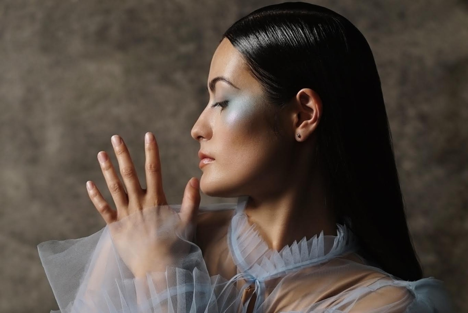 Boombox Blitz: Kiyomi climbs out of darkness with a ‘High Ladder’