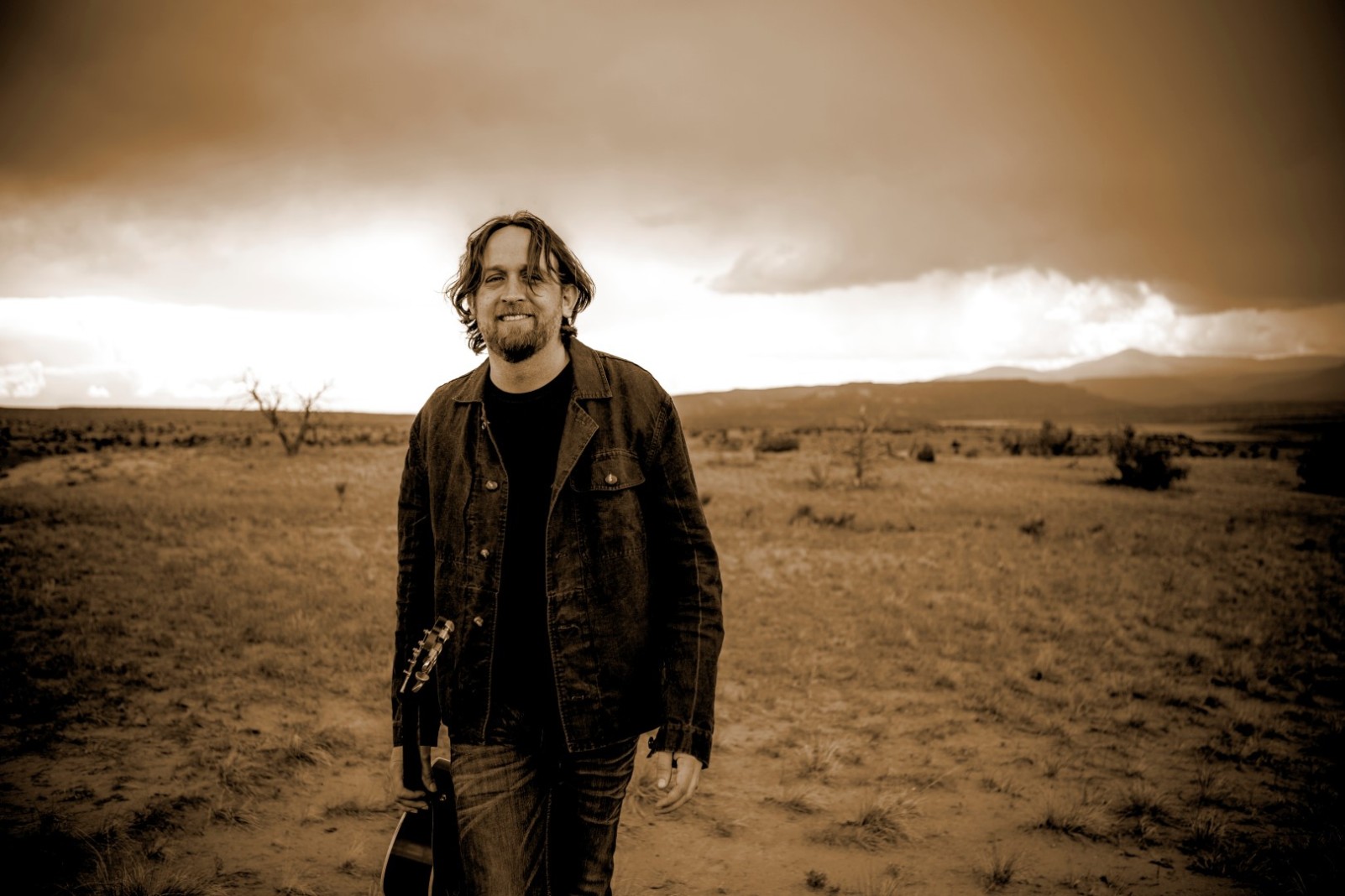 Interview: Hayes Carll is losing his mind but he’s much less of an asshole