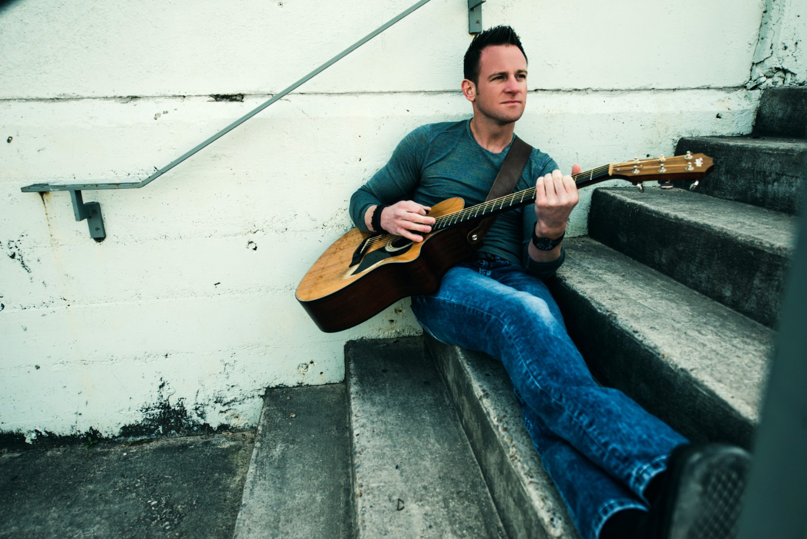 Premiere: Will Carter recalls father’s memory with ‘Red Sunrise’