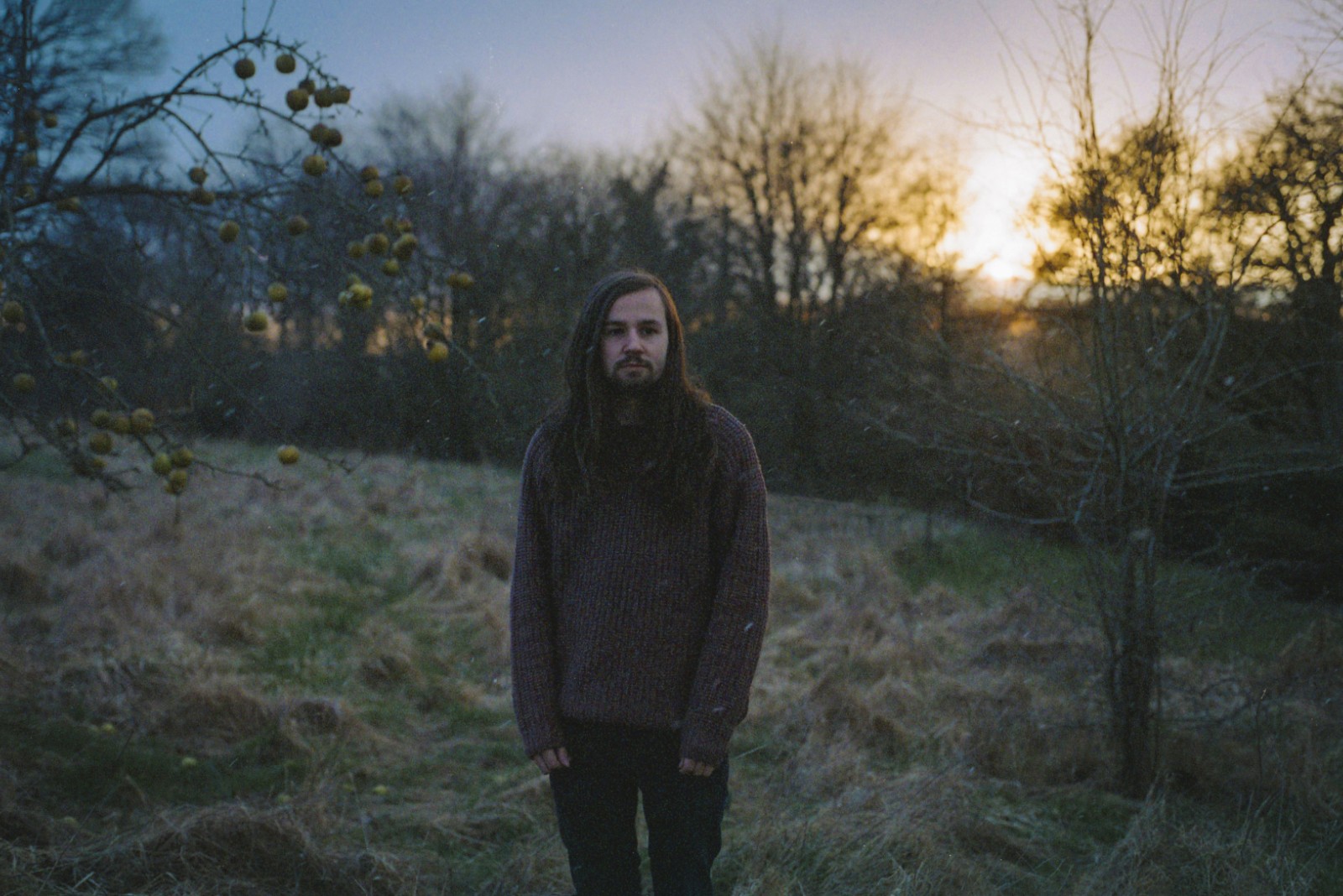 Premiere: Gus White peers through a ‘Kitchen Window’