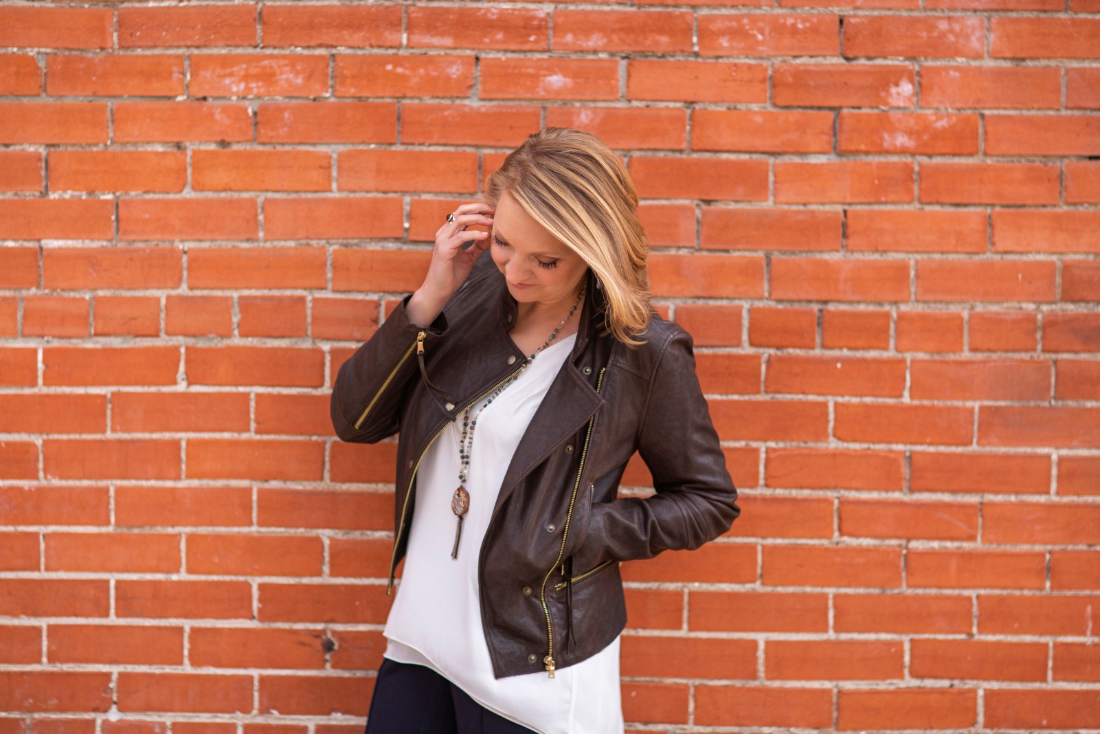 Premiere: Lisa Bell climbs out of the ‘Back Seat’