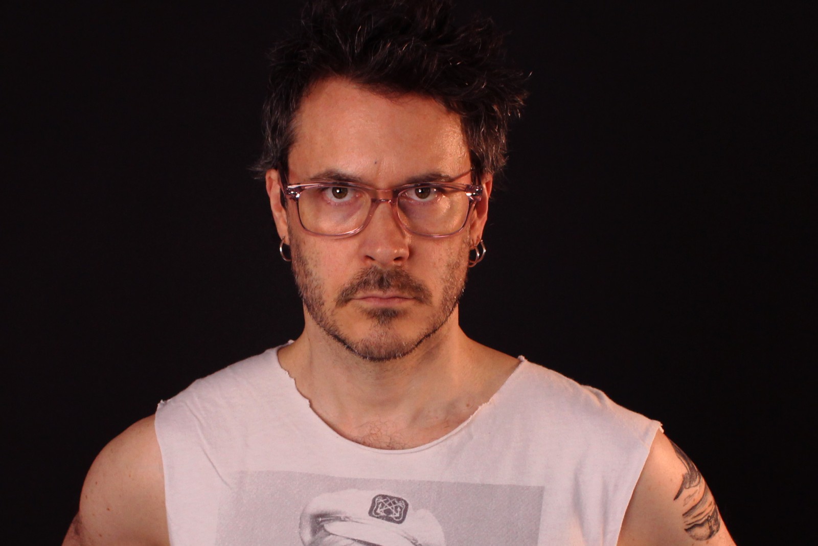 Premiere: Rue Snider shakes off detractors in fan-assisted live video, ‘Shrug’