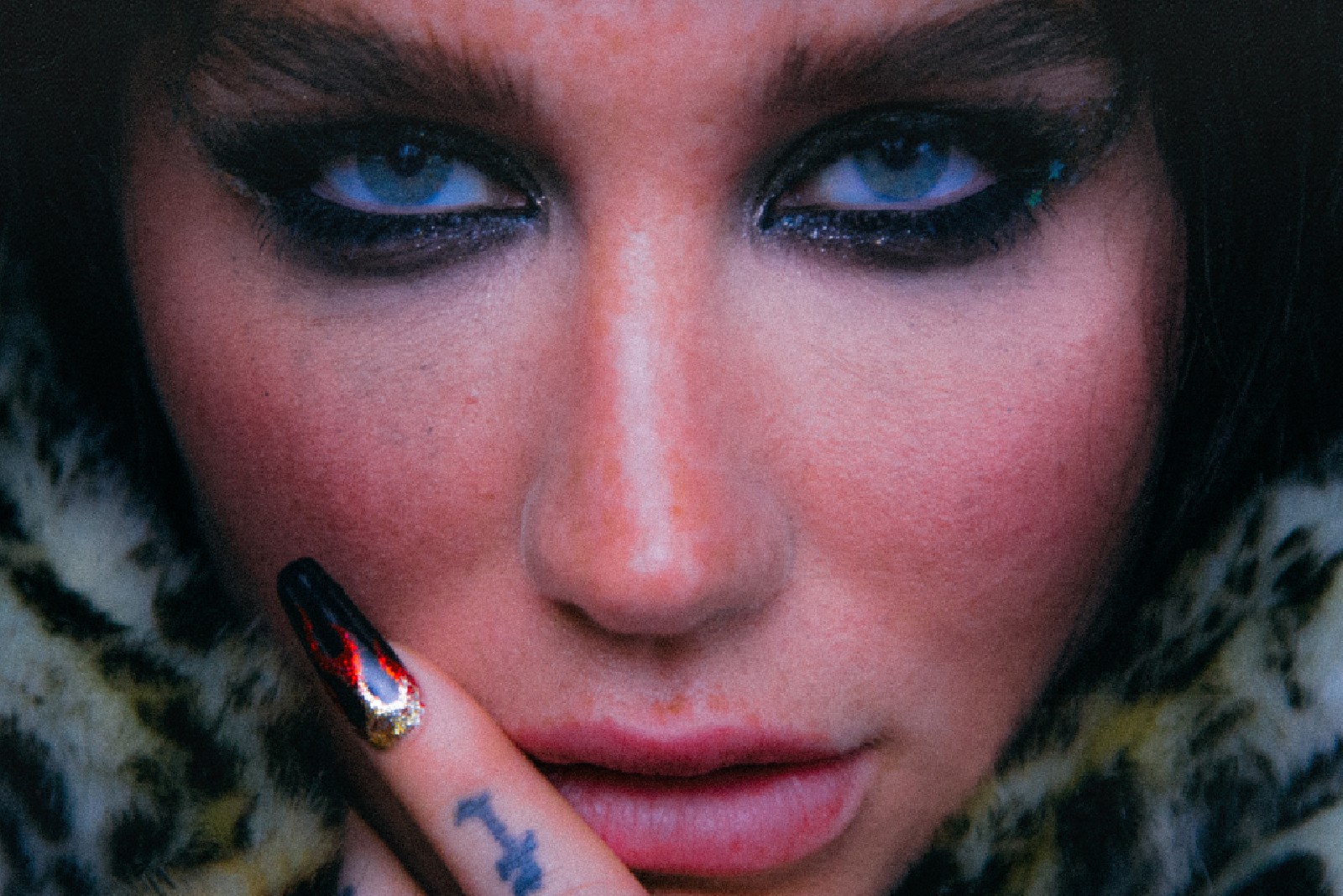 Boombox Blitz: Kesha goes acoustic for ‘Resentment’ & ‘Raising Hell’