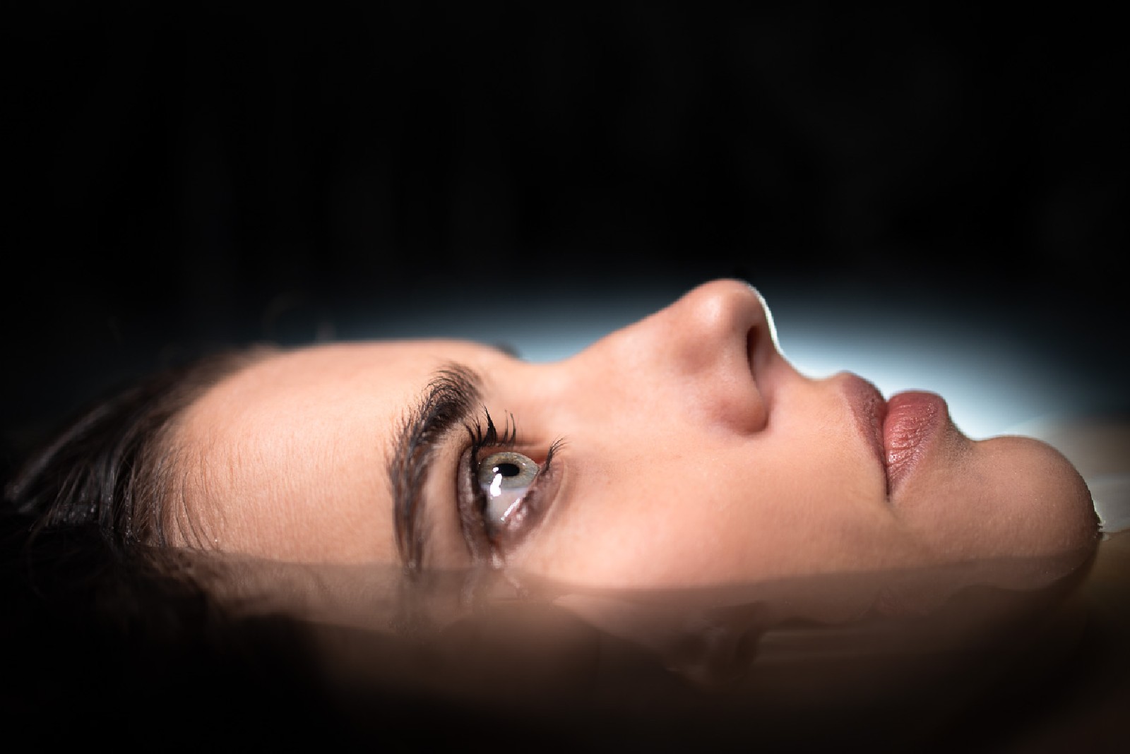 Review: Kris Angelis submerges in heartrending seas of pain on new EP, ‘That Siren, Hope’