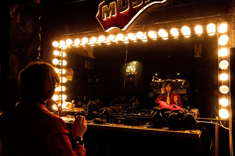 Review: Aaron Lee Tasjan burns bright through the ether with ‘Tasjan! Tasjan! Tasjan!’