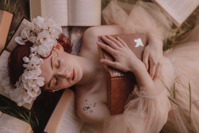 Review: PEGGY mixes magic and literature on ‘Dear Reader’ EP