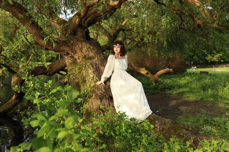 Review: Simona-Valentina marks through life’s tragic beauty with ‘Mirrors & Feathers’