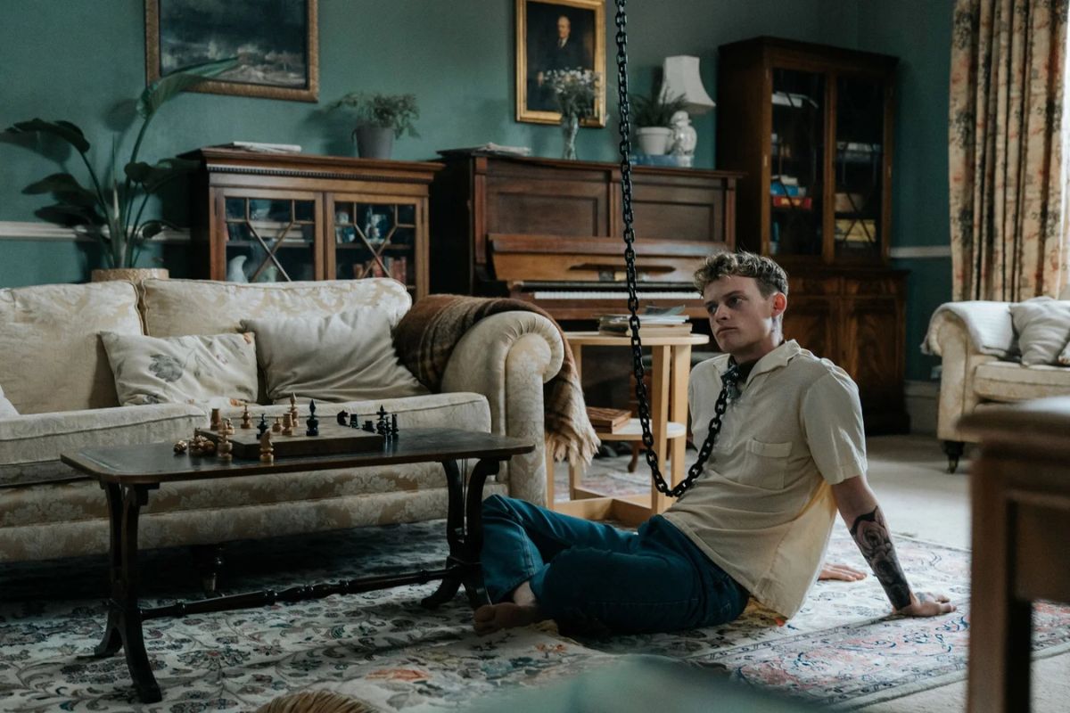 Review: ‘Heel’ will bring you to full attention